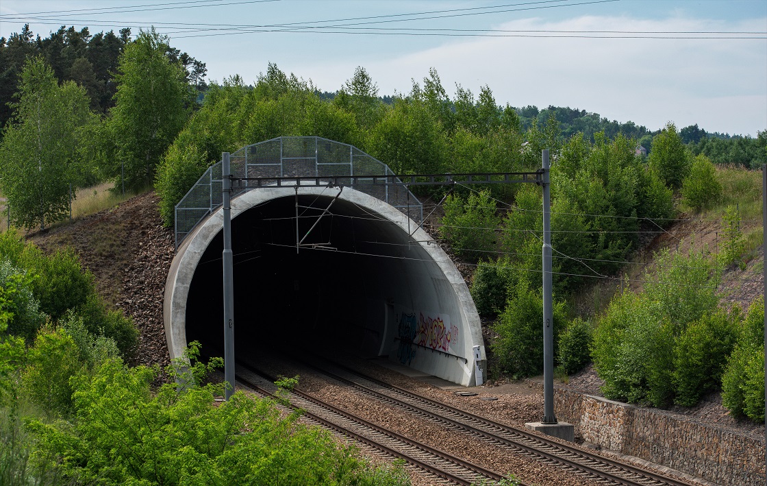 Peloka na trati 170 a tunel Osek u Hoovic.