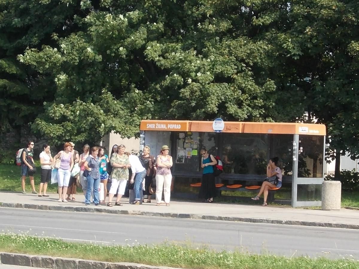 �udia �akaj�ci na spoj Kysu�an Expres, ktor� zase raz ne�iel
