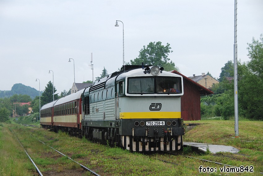 750.258 v Rovensku pod Troskami po pjezdu jako Os5561, 19.6.2010
