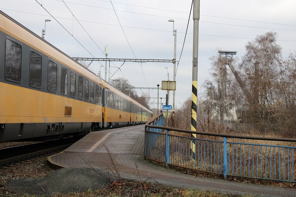 Souprava vlaku RJ 1010 RegioJet projd zastvku Ostrava-Kuniky pod tn v Dolu Alexander