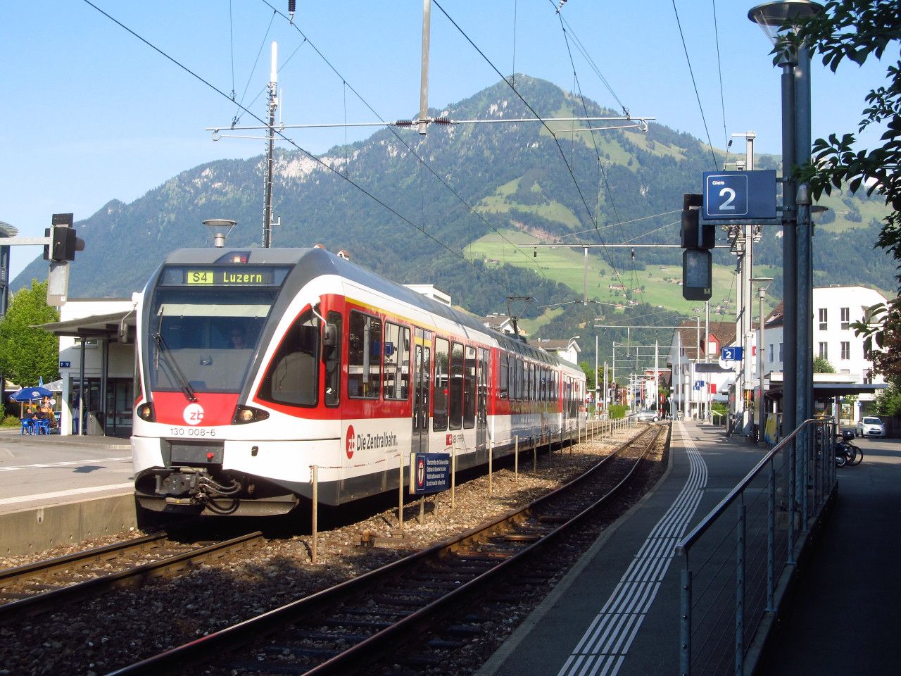 Vlak S-Bahn v trase Wolfenschiessen - Luzern odjd z ndra Stans