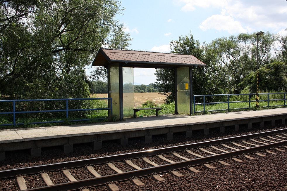 První verze přístřešku po modernizaci koridoru - přístřešek u 1. traťové koleje
