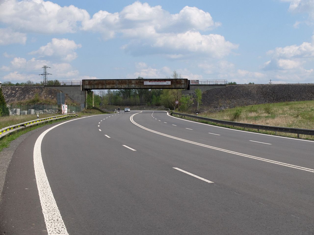 most pes I/59, doleva stanice Doubrava exKBD, doprava Lazy