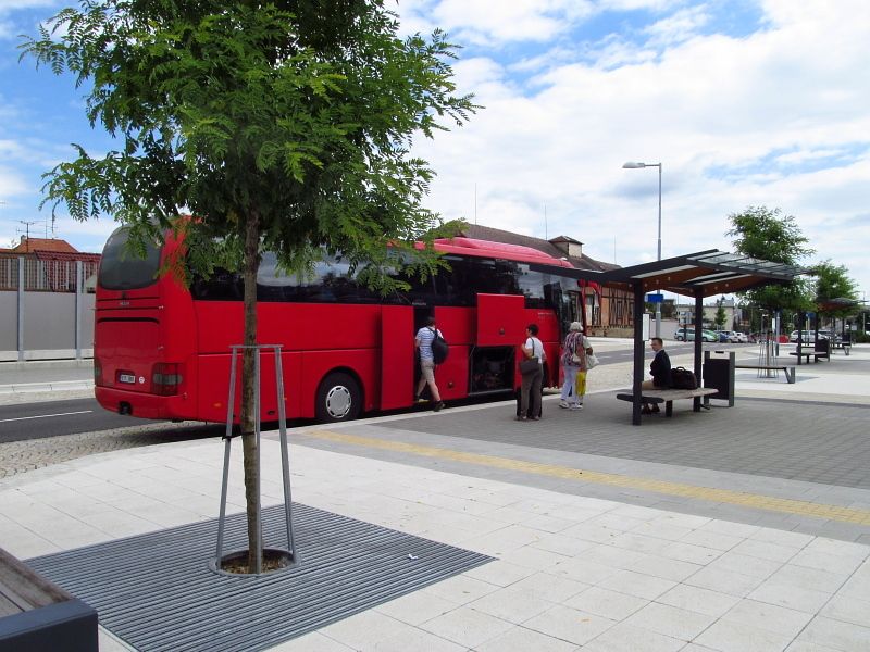 Autobus NAD (mmch. zpozden o 25 min. oproti VJR) zastavuje na (pro NAD nevyznacenem) stanovisti c. 3