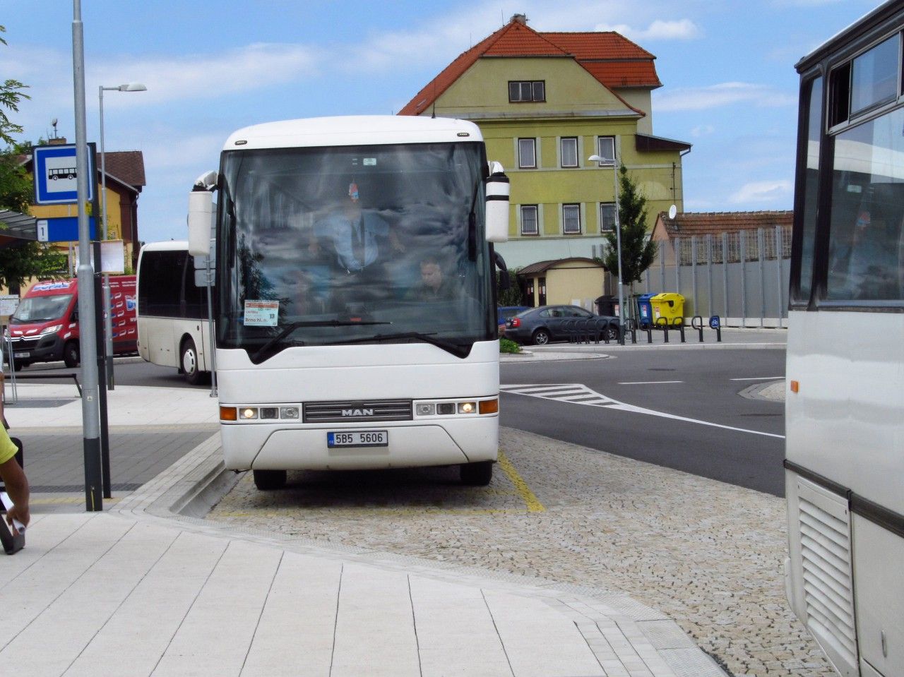 Druh� z autobus� NAD za R 661 zastavuje na stanovi�ti �. 1...