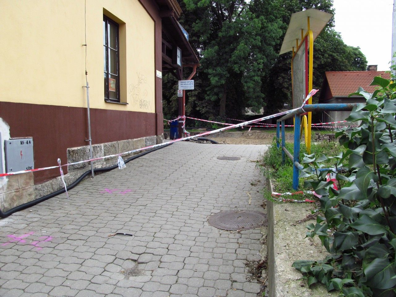 Dv� p�sky br�n�c� jedin�mu mo�n�mu bezbari�rov�mu p��stupu do vestibulu �st. T�eb�� (ve 12 h)