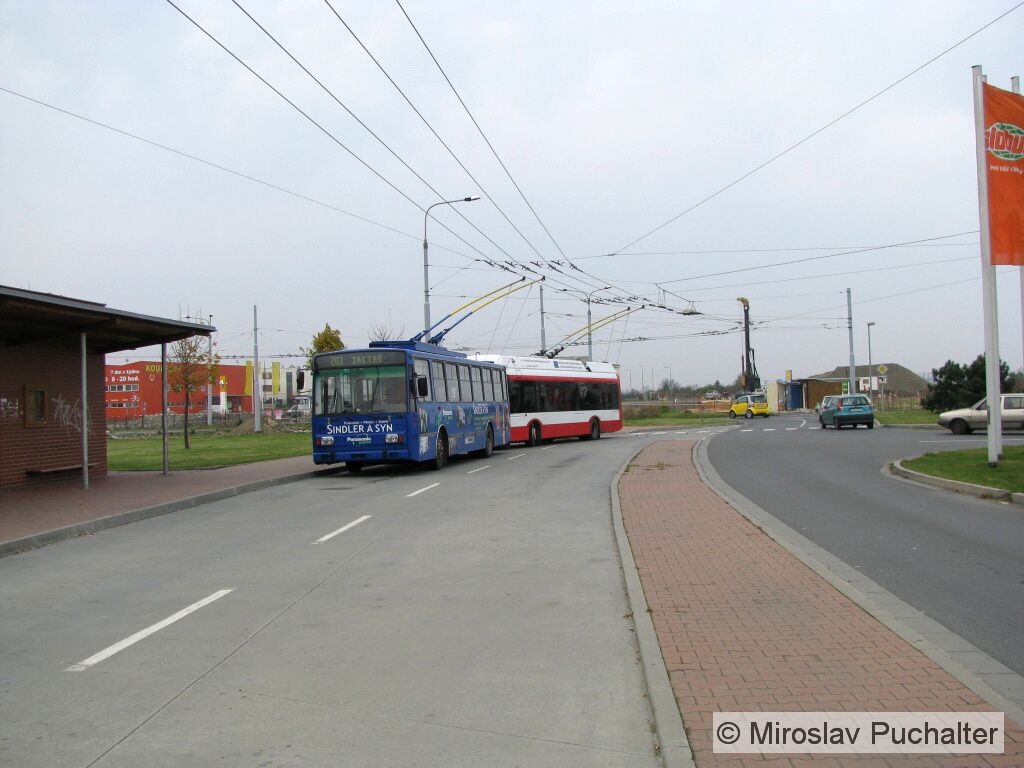 Ev. �. 79 (�koda 14 Tr M 17/6) a ev. �. 91 (Solaris Trollino 12 AC III) na kone�n� "Globus".