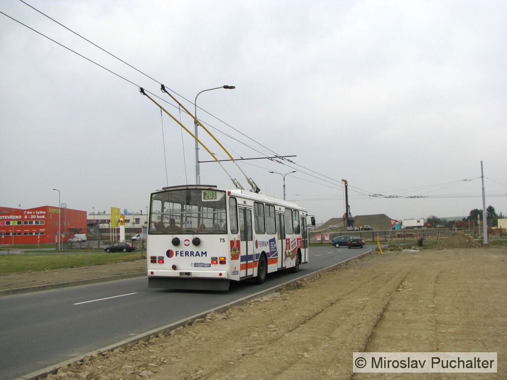 Ev. �. 75 (�koda 14 Tr M 17/6) vj�d� na kone�nou "Globus". V pozad� prob�h� v�stavba obchvatu (S1).