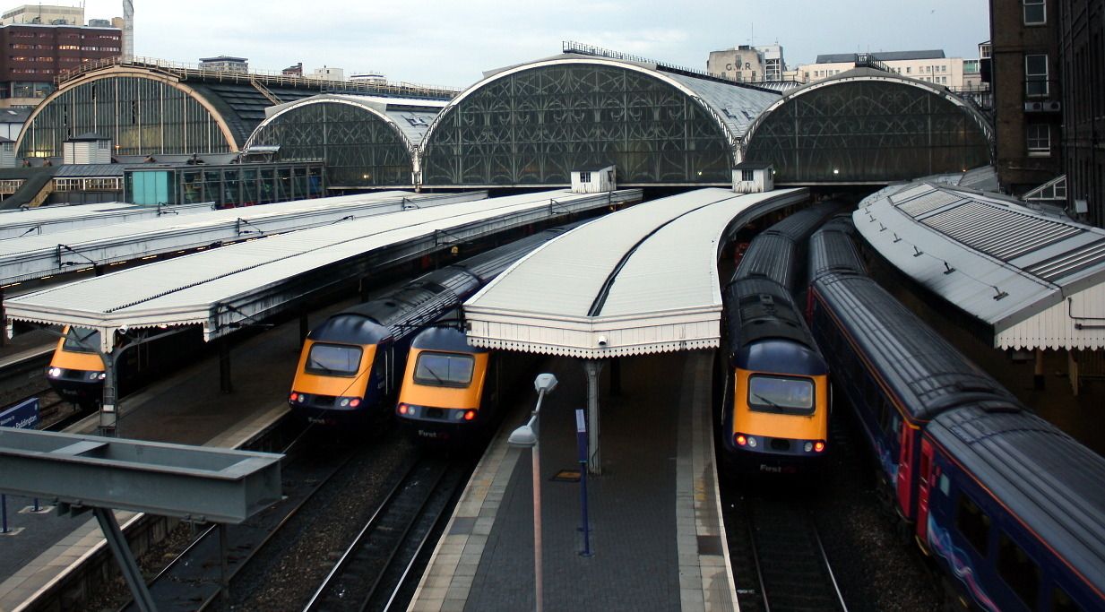 Flotila vysokorychlostn�ch motorov�ch jednotek �ady 43 ve stanici London Paddington