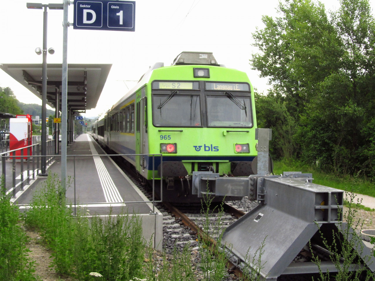 Nov koncov zast. Laupen a S-Bahn dopravce BLS pi pauze mezi spoji
