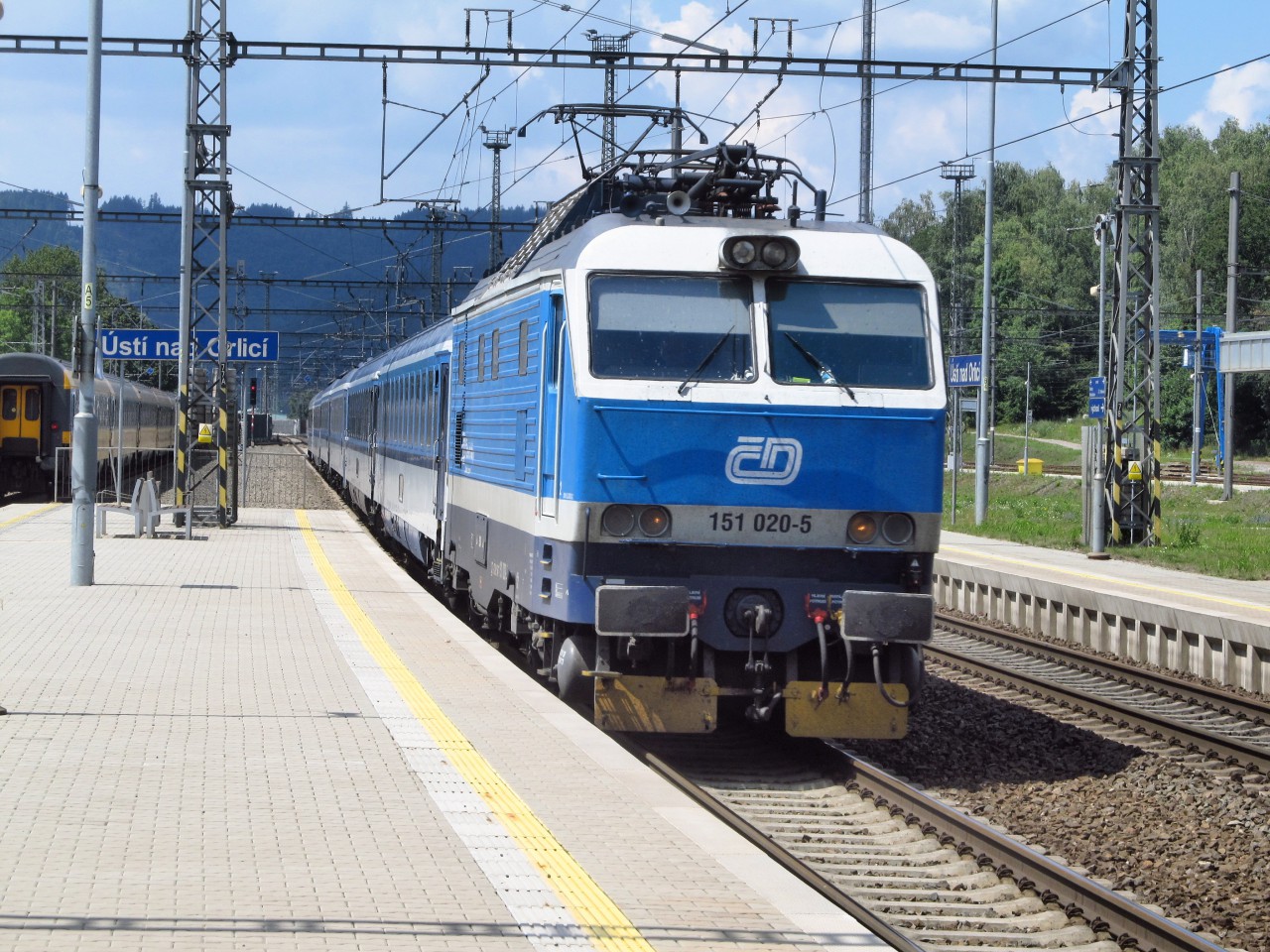 Vlak RJ smr Praha prostl v nO 23 minut, bhem nich v protjm smru projelo 7 (!) vlak...