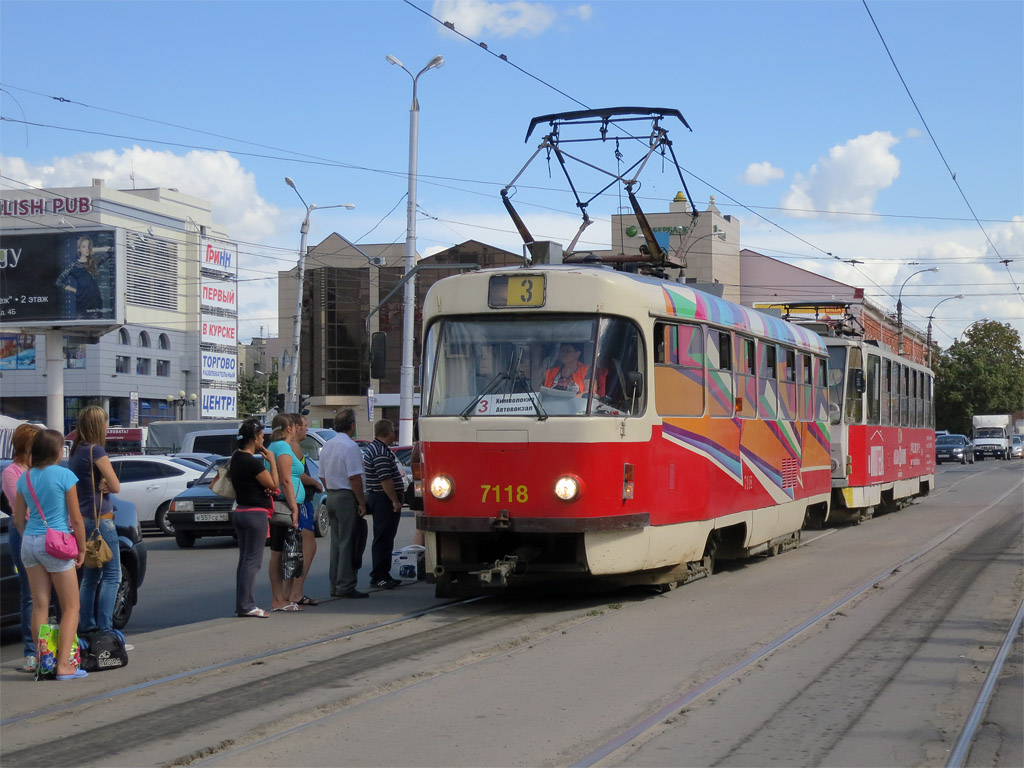 Pon�kud nesourod� souprava vzbudila pozornost �ekaj�c�ch cestuj�c�ch...
