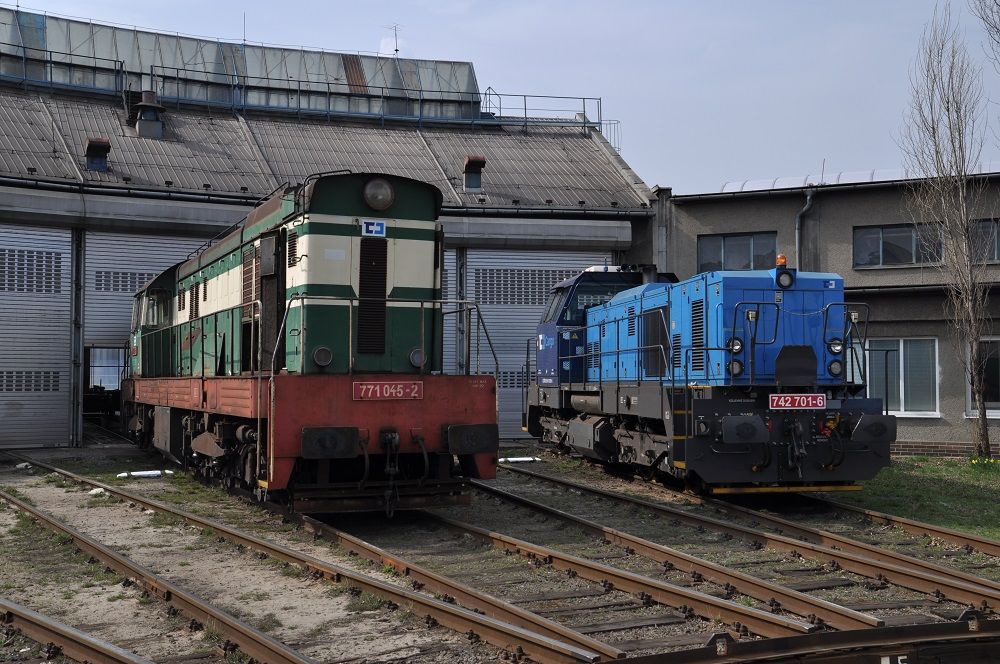 771 045 + 742 701