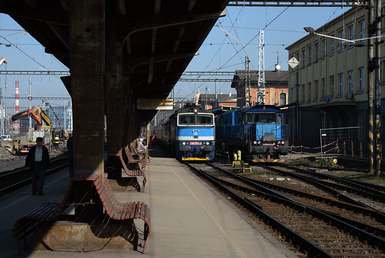 754.021-4 + SC241 Pendolino a 742.274-4, esk Tn 17.3.2015