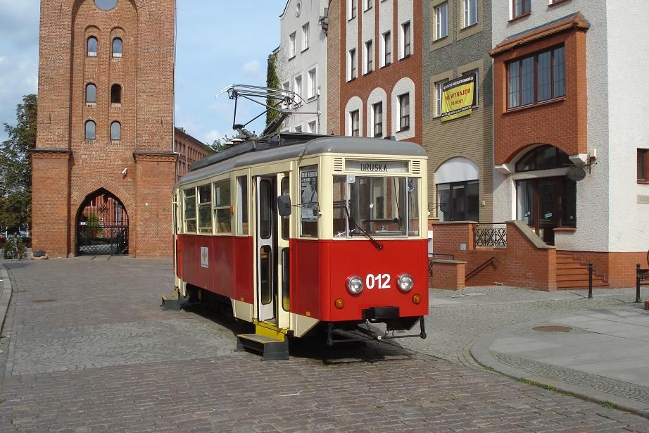 Tramvajov� pam�tn�k v centru m�sta, kudy p�vodn� jezdila tramvaj. Je to Konstal 5N.
