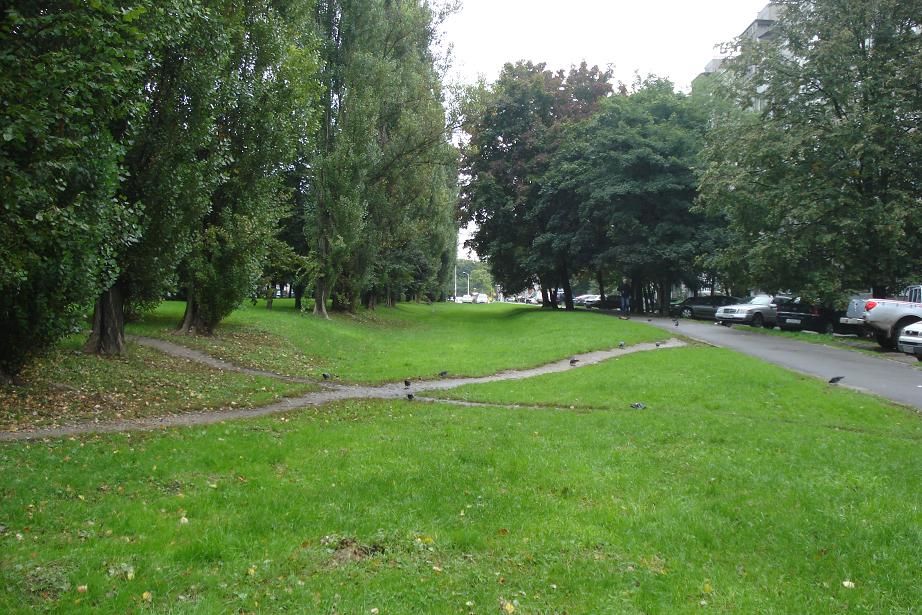 Tudy jezd�valy tramvaje. Pln� segregovan� tra�...