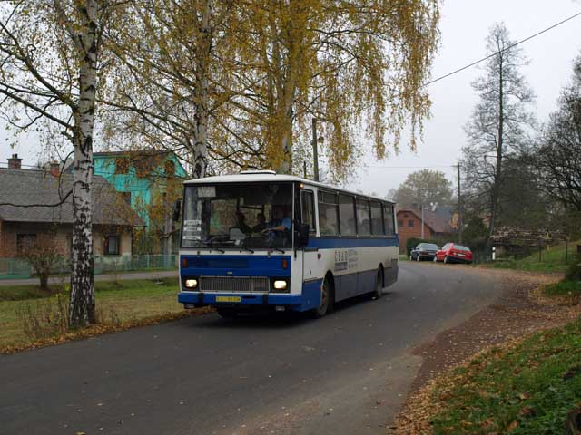 Karosa C734 UO 92-70 na svém posledním pravidelném spoji projíždí obcí Hnátnice.