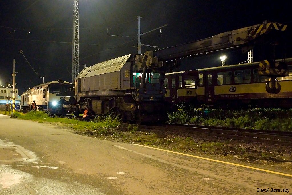 ... a zhruba ve �tvrt na dv� r�no byl odta�en z mostu pry�.