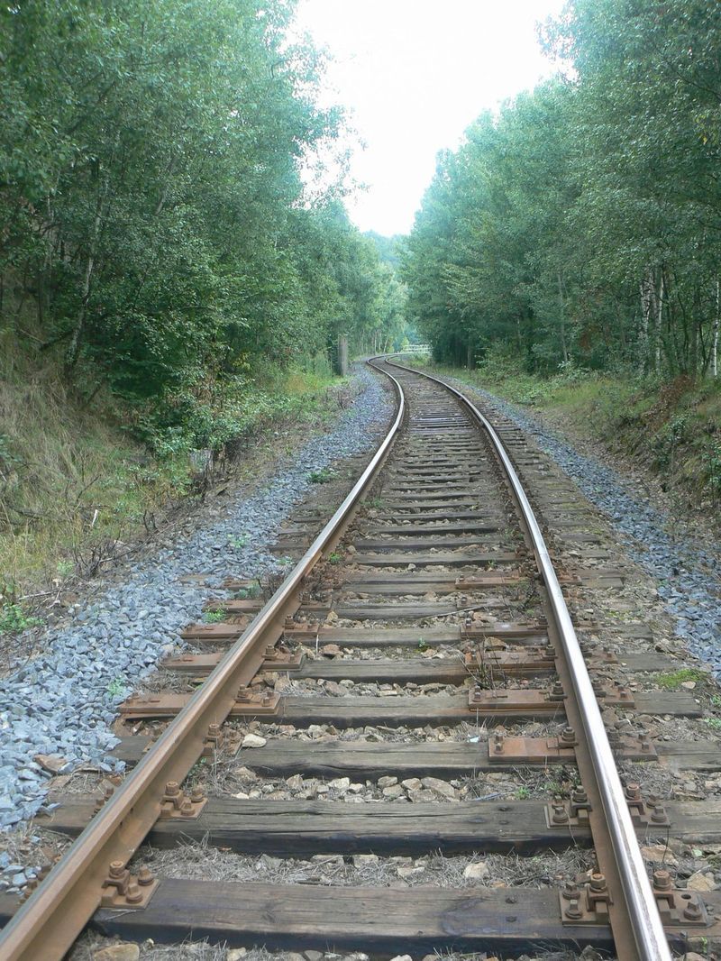 km 143.3, na pra�c�ch je zn�t, �e doleva odbo�ovala vle�ka do textilky