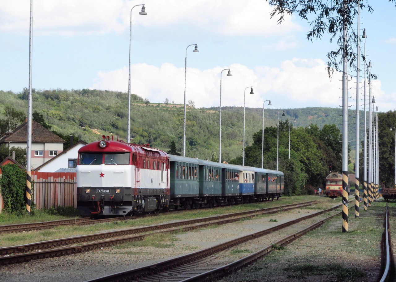 Zvltn vlak s lok. 751.001 odjd ze st. Ivanice (8. 9. 2018)