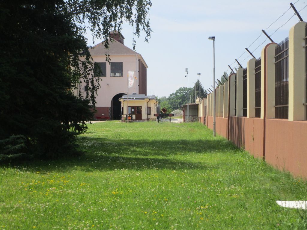 Za branou se vle�ka v�tvila na dv� koleje. V budov� se vykl�dalo uhl�