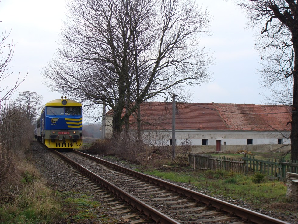 1. vlak pipraven k odjezdu z Lisovic