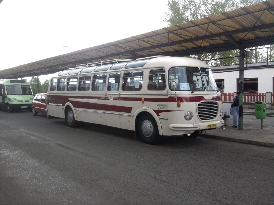 koda 706 RTO Lux SOA 13-88 na autobusku v Sokolov