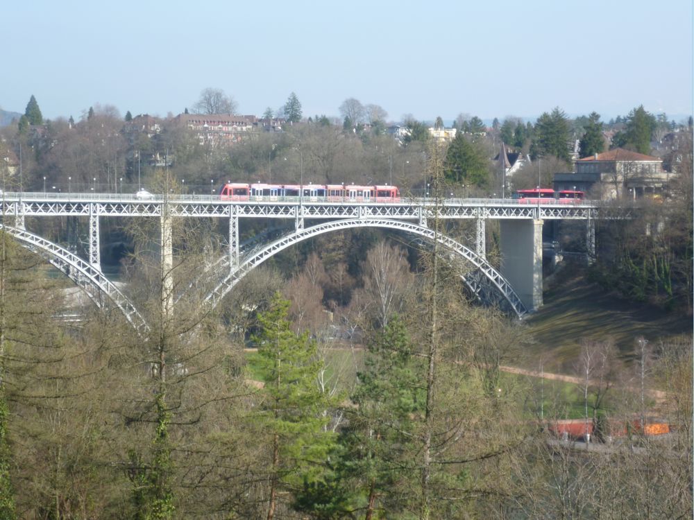 Zaj�mav� most v centru m�sta po kter�m jezd� mj i tramvaje - na most� jede zrovna tramvaj do Worbu