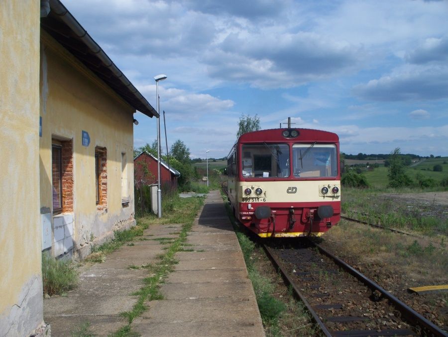 810 511-6 - to u je opt vedn provoz ve Struhaov, odjezd smr Trh.tpnov (26.5.2012)