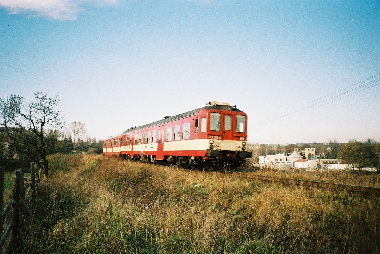 842.030 odj�d� z Rakovn�ka v R 892 do �.Velenic, 11.11.2001