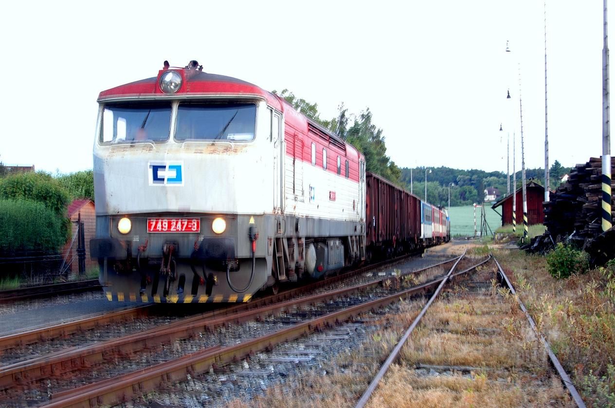 749.247 p�ijel do �isovic, kde odv�sili soupravu 714.023 + 3 bafy na vlak 19031. - 12.6.2013.