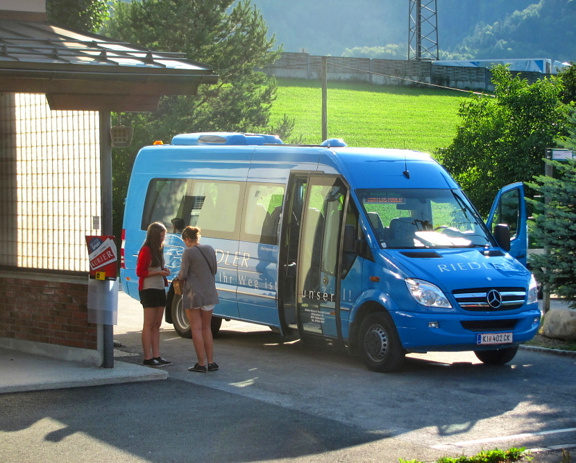 Minibus spol. Riedler Reisen na lince 431 systmu OVV ek na vlakov ppoje v st. Hinterstoder