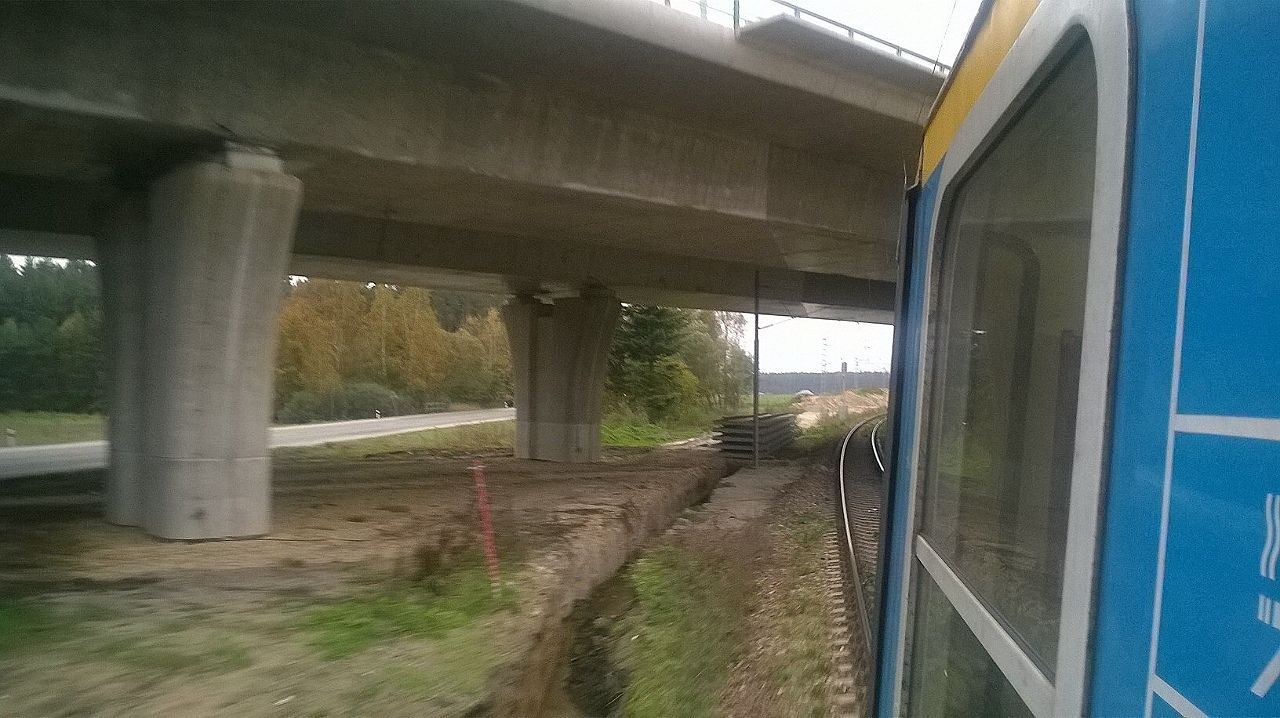 Prostor pod d�lnic� D3, kde dojde k p�ek��en� st�vaj�c� a budovan� 1. tra�ov� koleje, 9. ��jna 2014