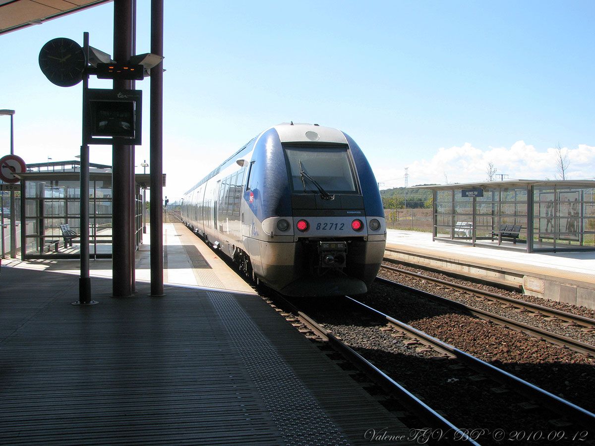82711 + 82712 v pestupn stanici Valence TGV - nejsou drty a furt se jede