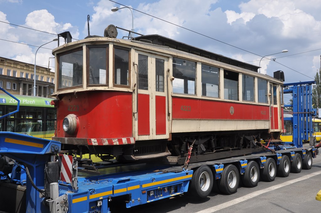 Prask tramvaj 4223 (ex 2170) na podvalnku ped sloenm v plzesk vozovn. Plze, 16.7.2018