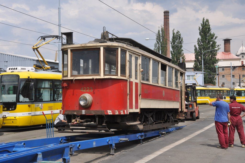 Prask tramvaj 4223 (ex 2170) - skldn z podvalnku v plzesk vozovn. Plze, 16.7.2018