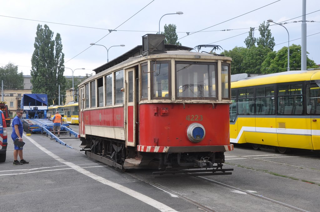Prask tramvaj 4223 (ex 2170) poprv stoj na kolejch v plzesk vozovn. Plze Slovany, 16.7.2018