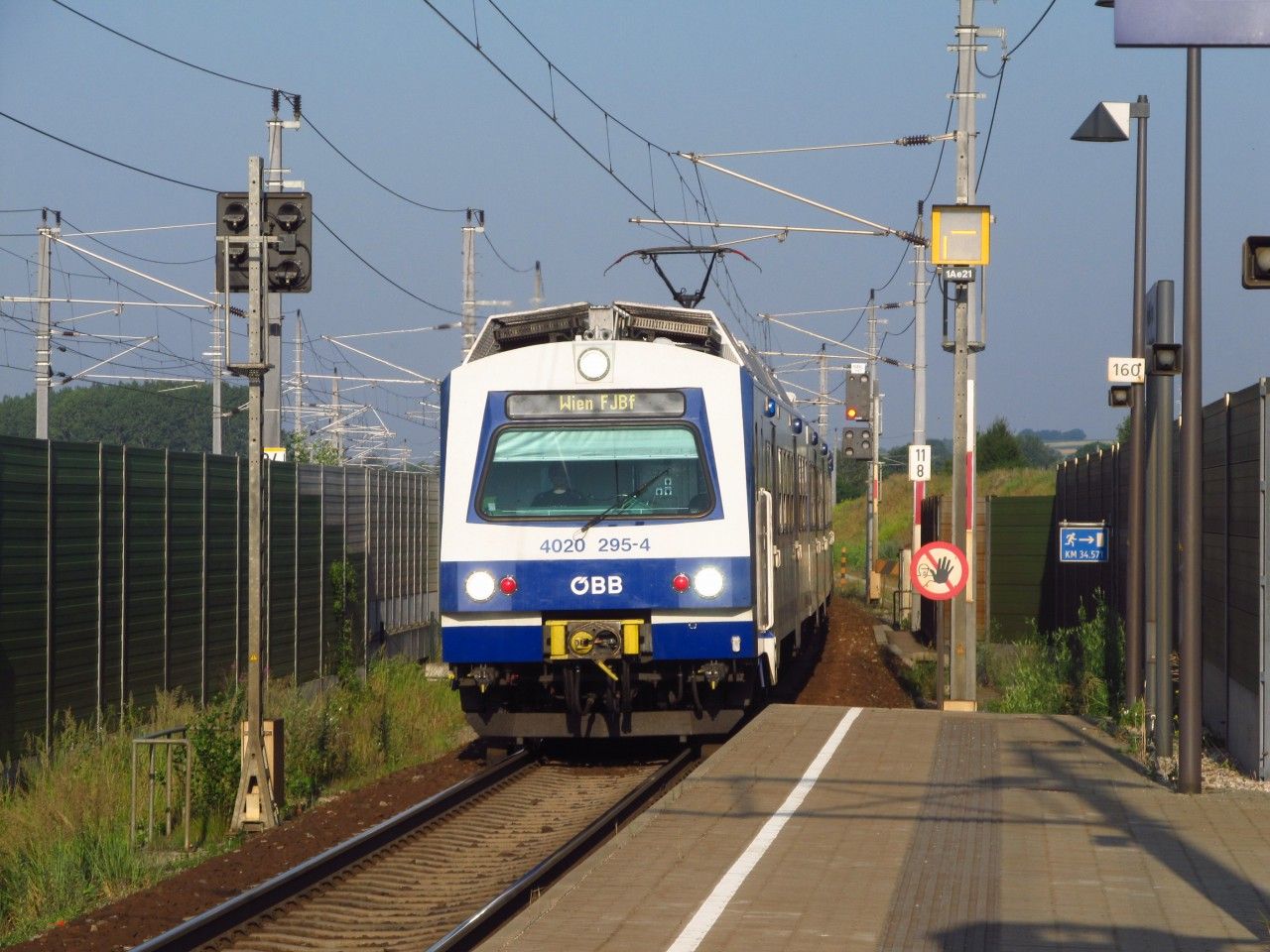 Michelhausen (zde 1kolejka smr Traismauer; vlevo Nov Westbahn Wien - St. Plten)