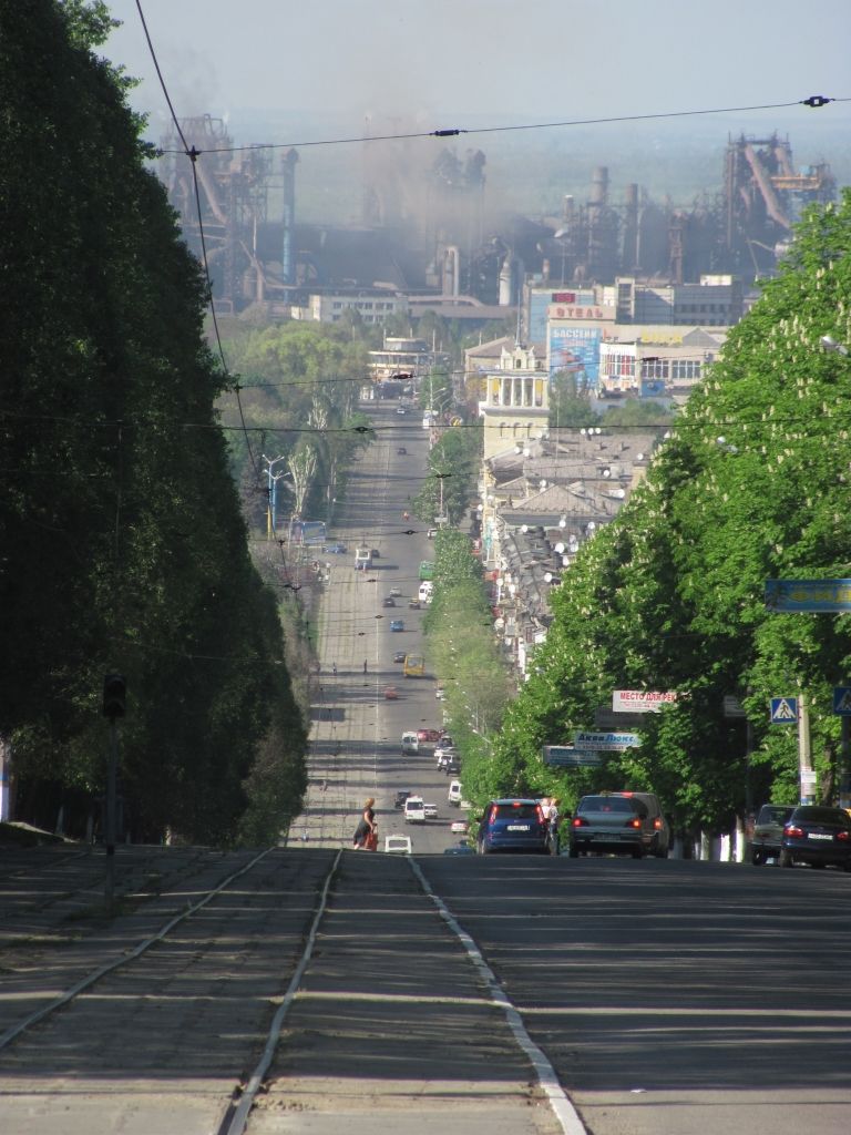 Panorama m�sta s hlavn� t��dou. Vzadu typick� pr�mysl v t�to ��sti Ukrajiny.
