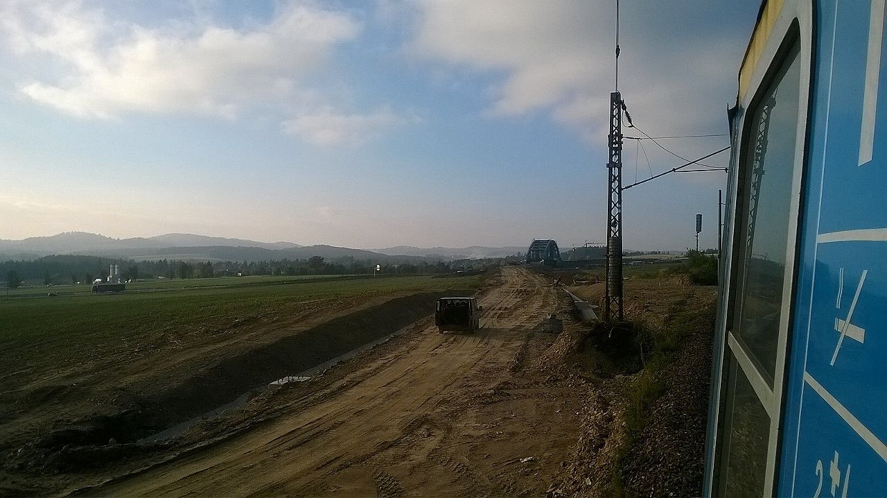 Pohled od severnho zhlav ST Chotoviny na budovan eleznin most pes dlnici D3, 9. jna 2014