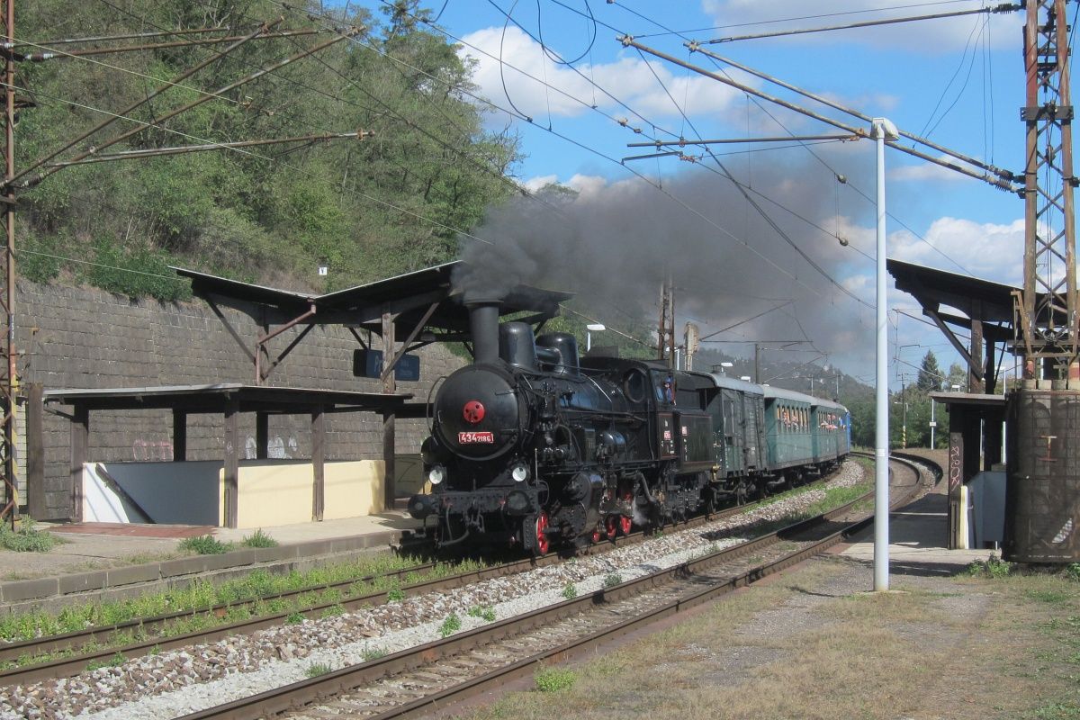 434.2186 s zvl.vlakem proj�d� zast.Velk� Chuchle