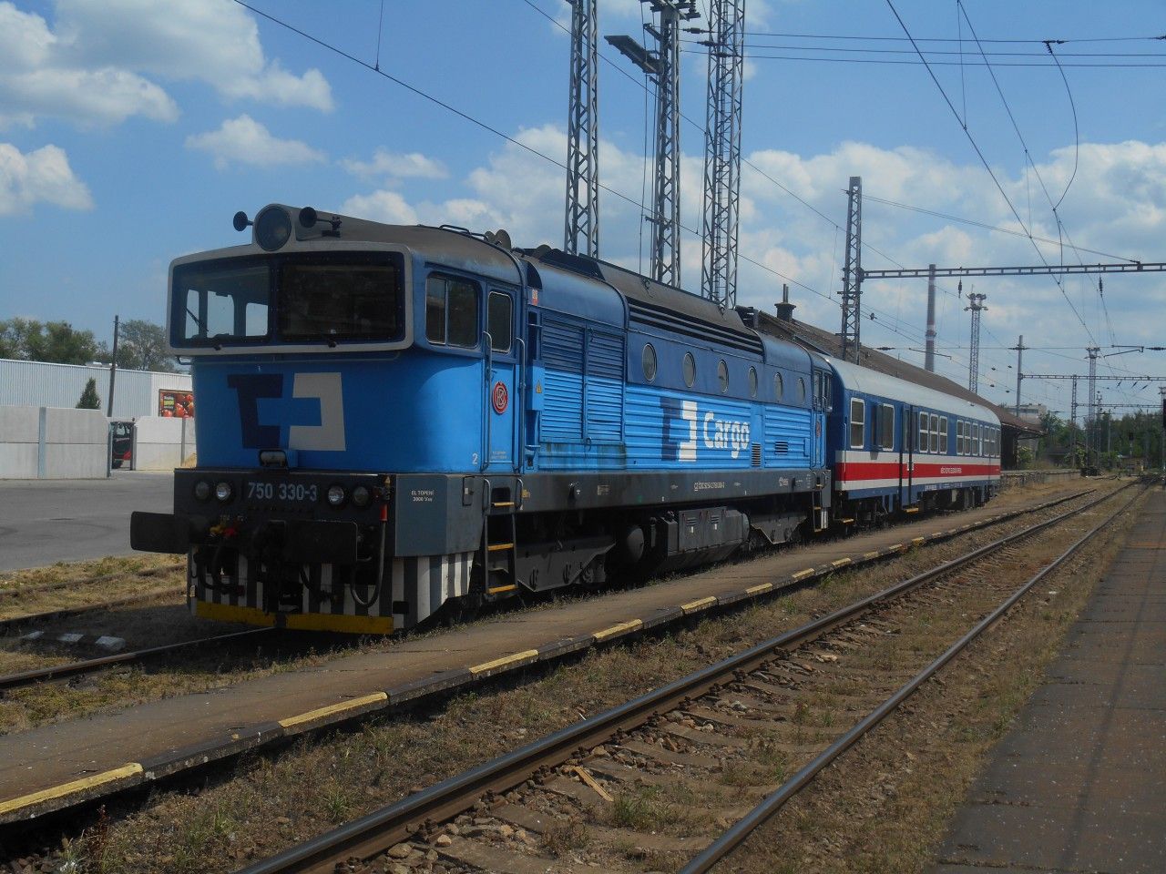 750 330 s mcm vlakem v Psku 