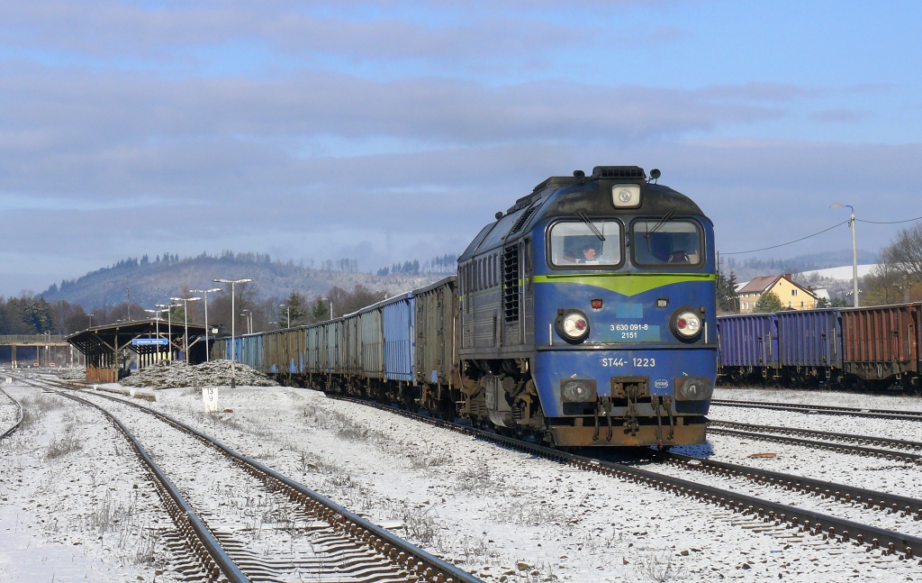 Scinawka Srednia : ST44-1223 se 13 vozovm vlakem do Nowe Rudy-Slupce, na postrku ST44-1222