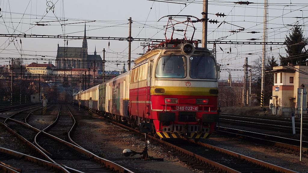 240 022-4 s mimodnm vlakem trovo - Brno hl.n. a zpt