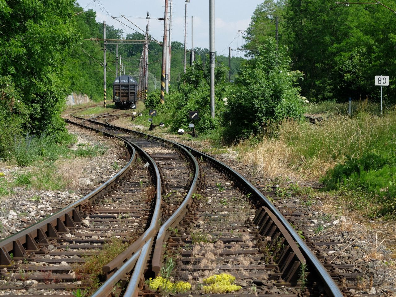 obloukov� v�hybka, za��tek vlastn� vle�ky do m�sta, v pozad� vjezdov� zhlav� p�ed�vac�ho koleji�t�