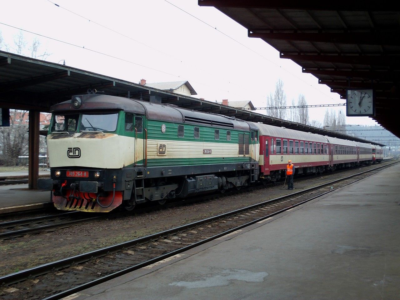 749.264 v R 1144 v �st. Praha-Vr�ovice, 15.3.2012