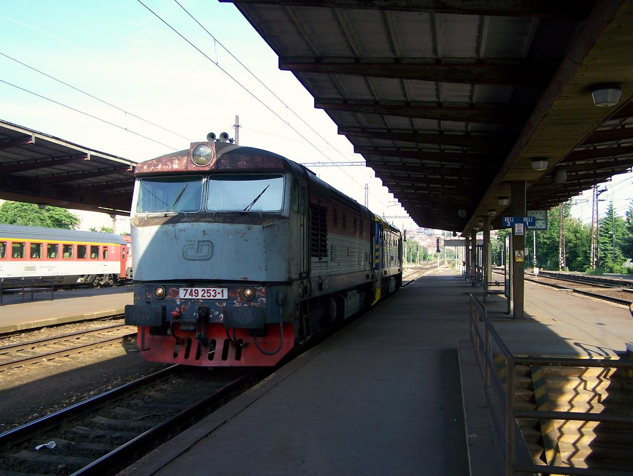749.253 dojela tak� k n�stupi�ti, kde do�lo ke spojen� se 749.039. - Praha Vr�ovice - 13.6.2013.