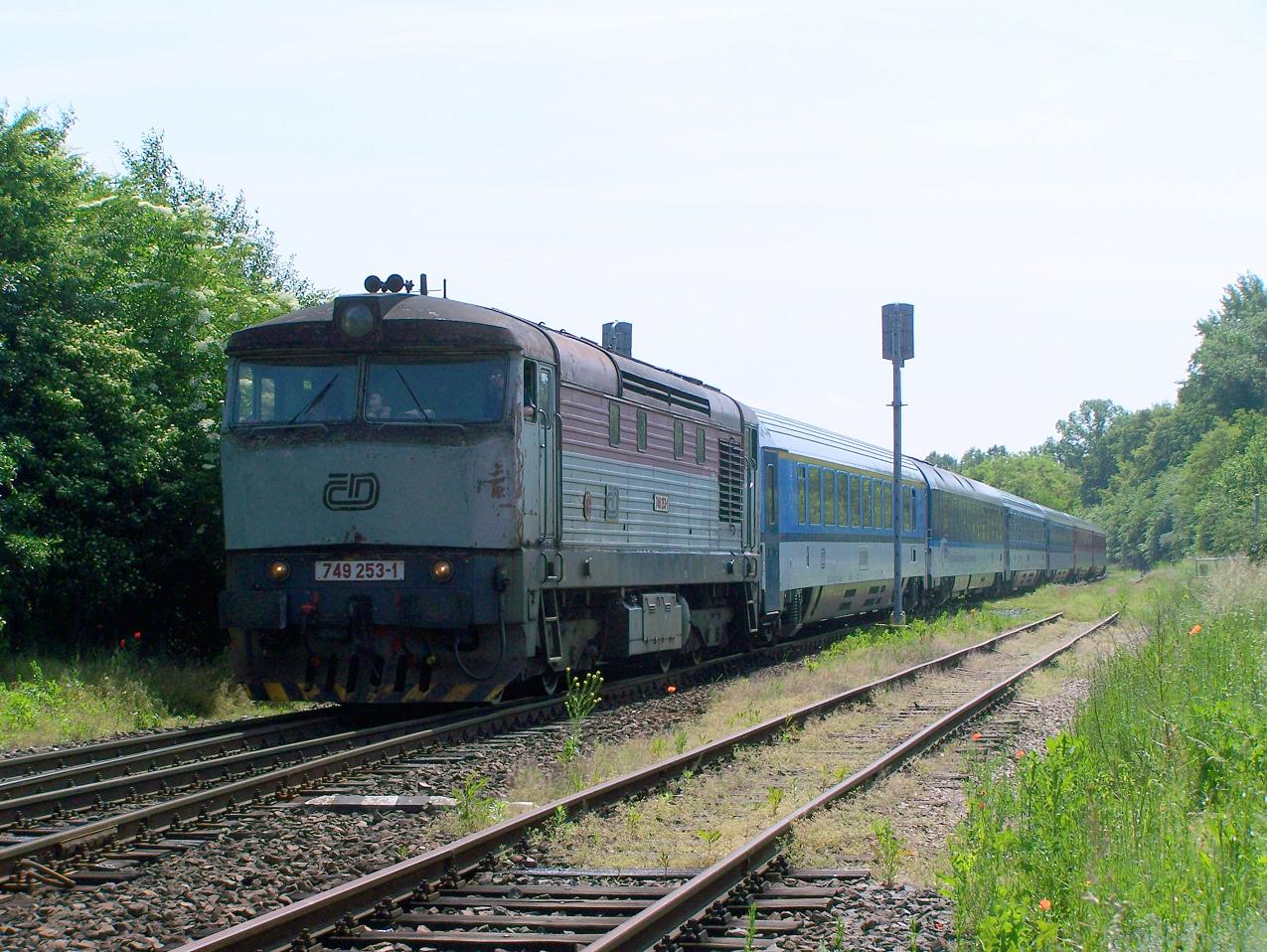 749.253 na �ele EC 378 proj�d� Prahou �akovice - 13.6.2013.