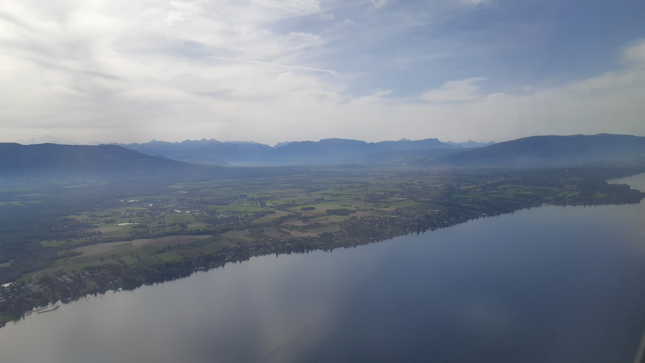 Vhled z letadla na enevsk jezero a Francii