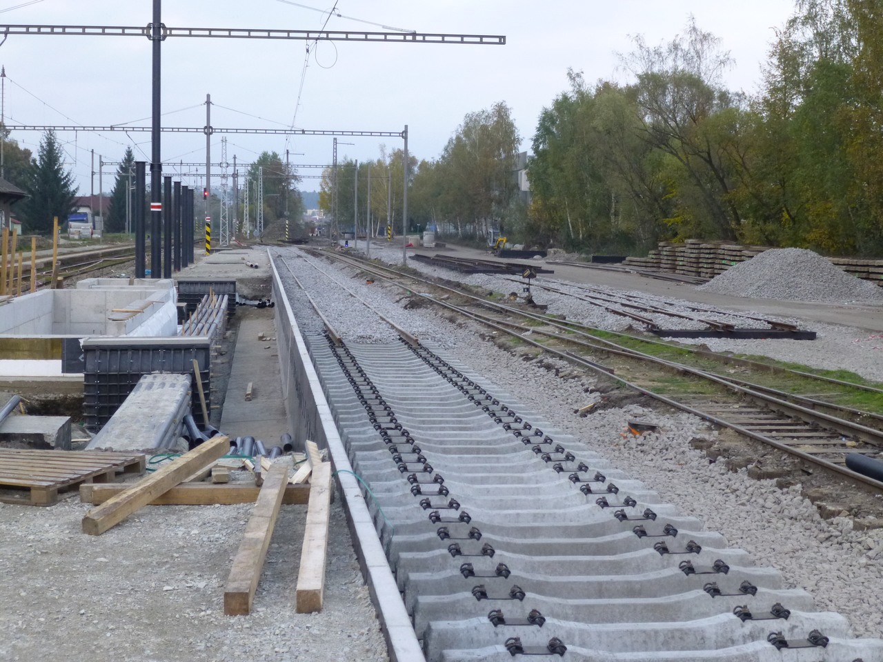 �pln� vpravo je polo�en� 6. kus� manipula�n� kolej s v�h. �.9